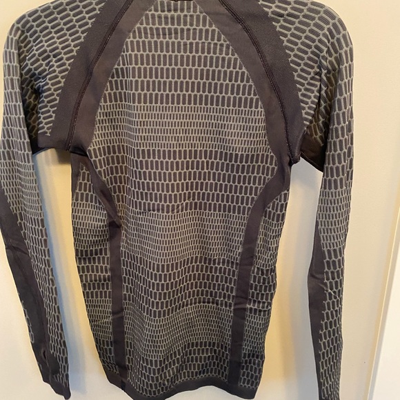 Lululemon fitted long sleeve. Size 4. Excellent condition. - Picture 2 of 2
